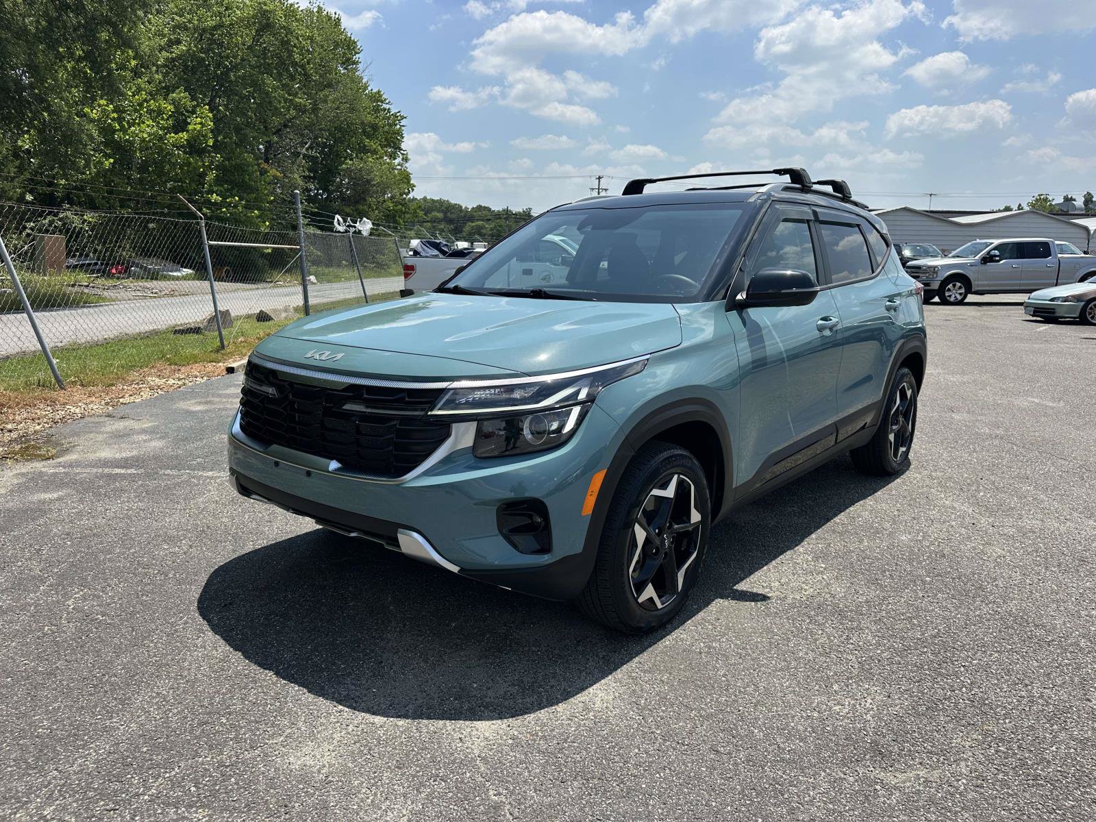 Used 2025 Kia Seltos S AWD/4WD image 3