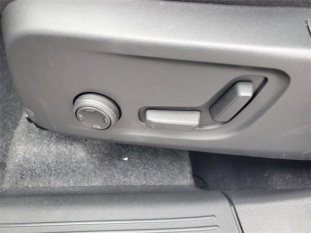 Used 2025 Volvo XC40 B5 Core image 15