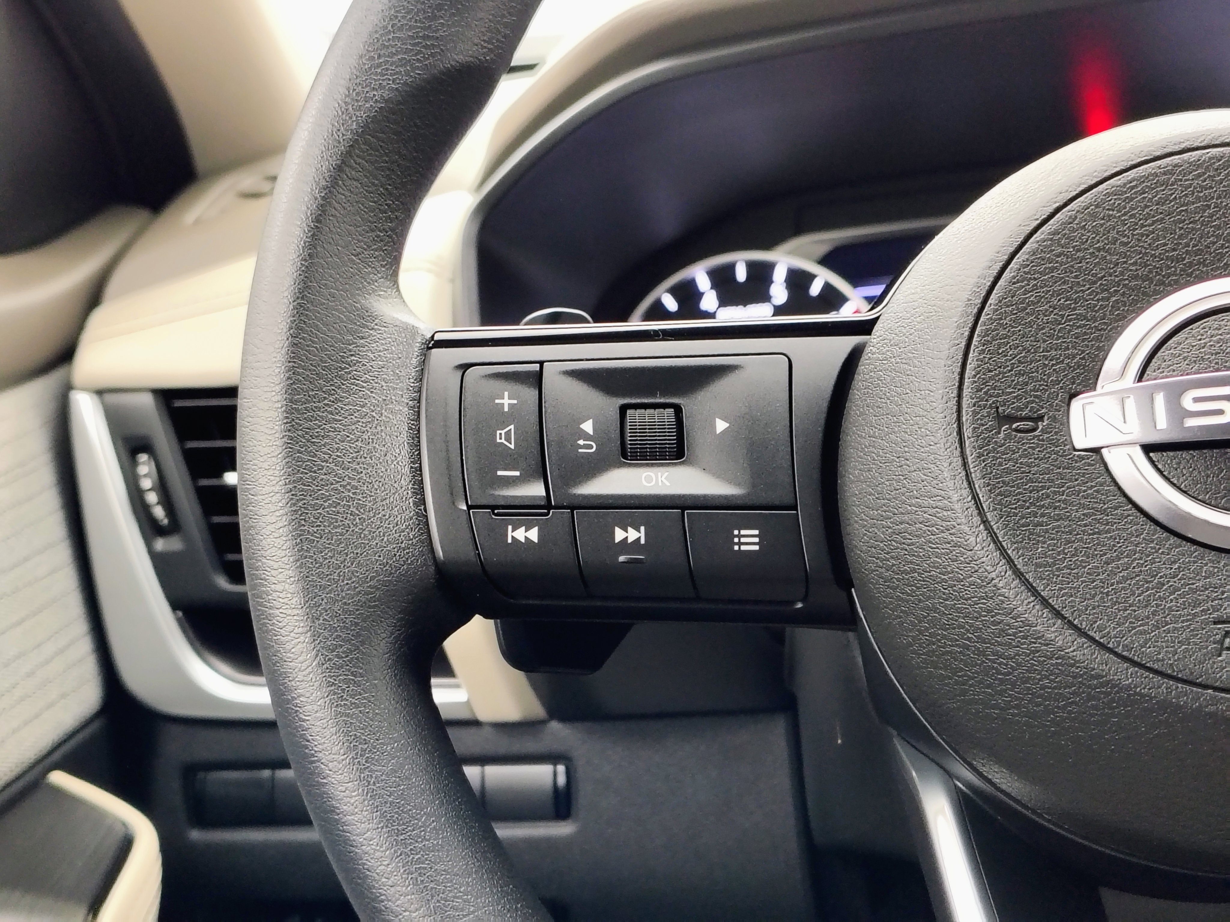 Used 2023 Nissan Rogue SV AWD/4WD image 34
