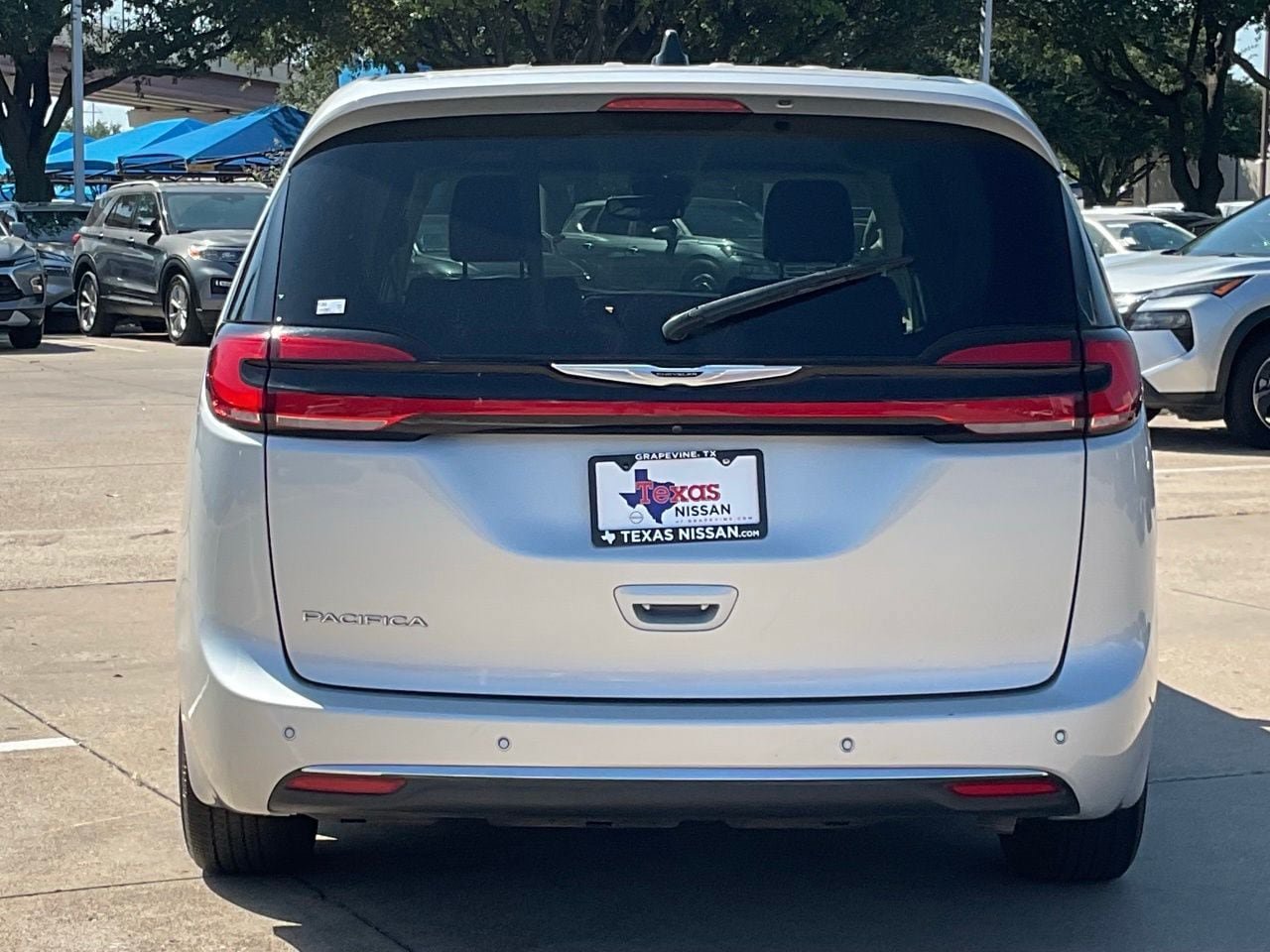 Used 2024 Chrysler Pacifica Touring-L FWD image 4