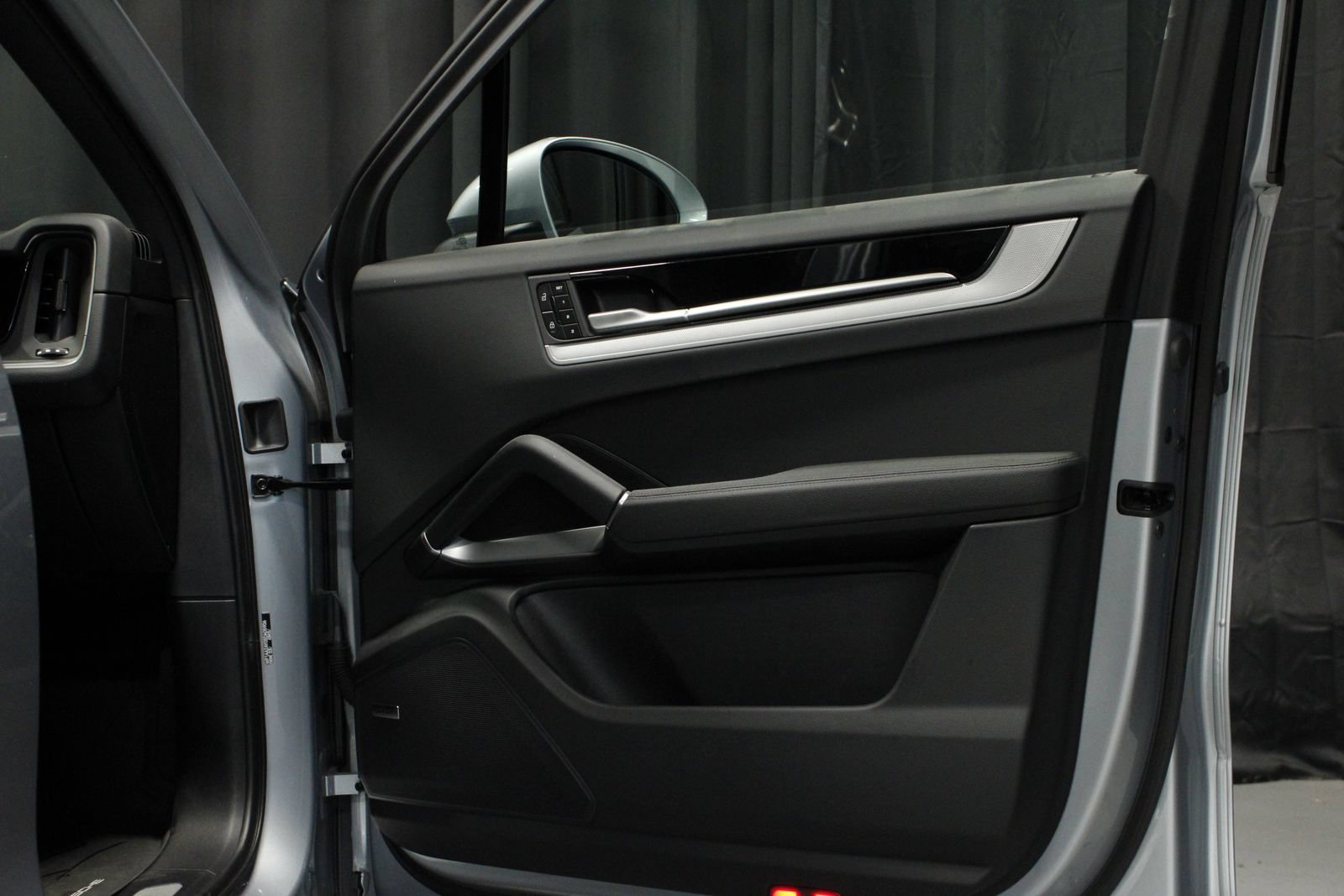 Certified 2025 Porsche Cayenne AWD/4WD image 16