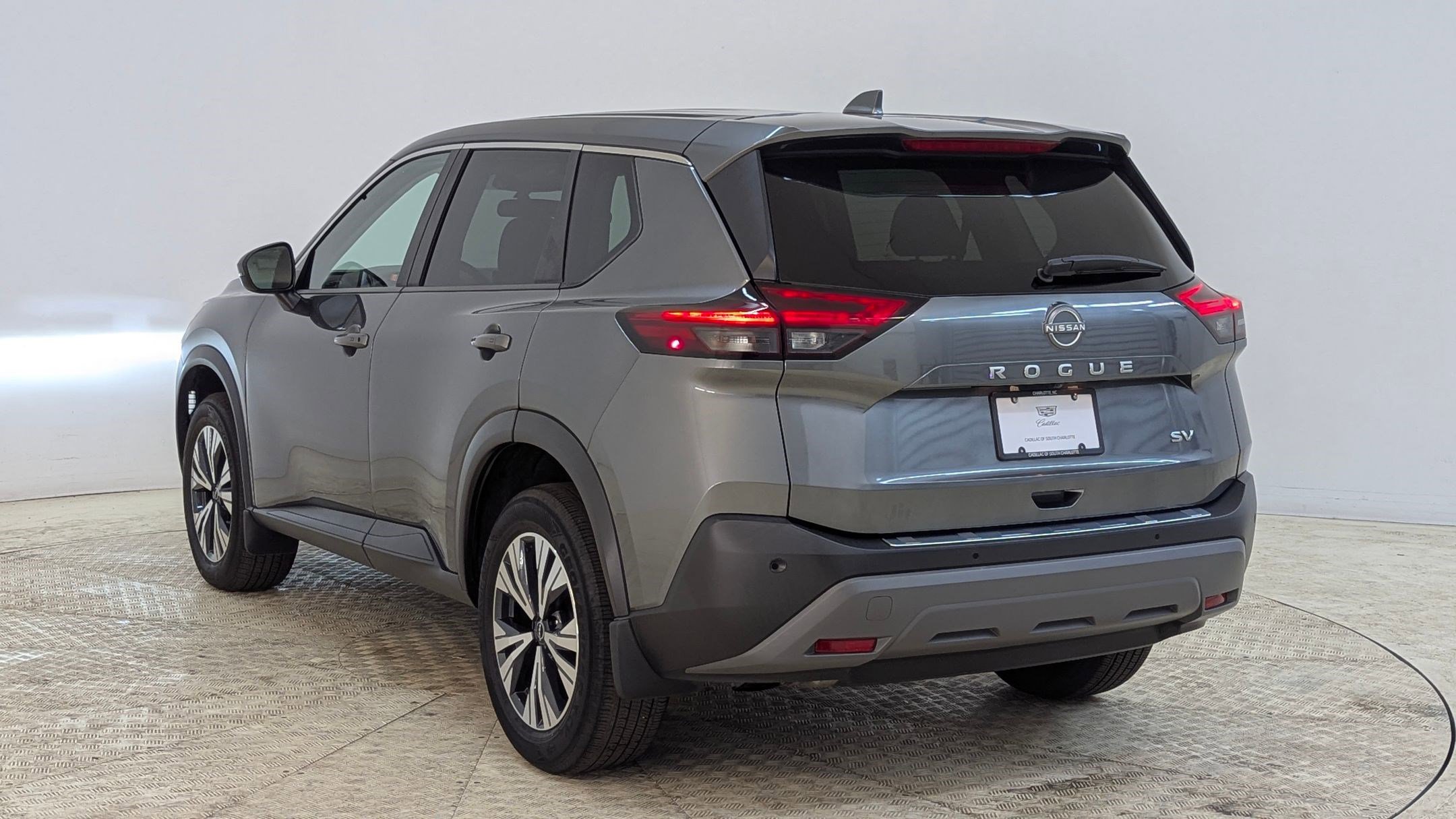 Used 2022 Nissan Rogue SV image 3