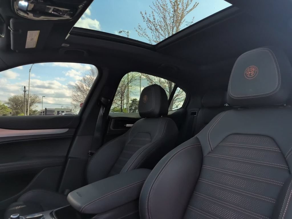 Used 2025 Alfa Romeo Stelvio Sprint AWD/4WD image 28