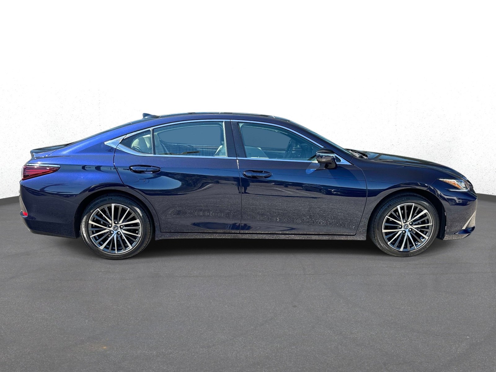 Used 2025 Lexus ES 350 w/ Premium Package FWD image 2