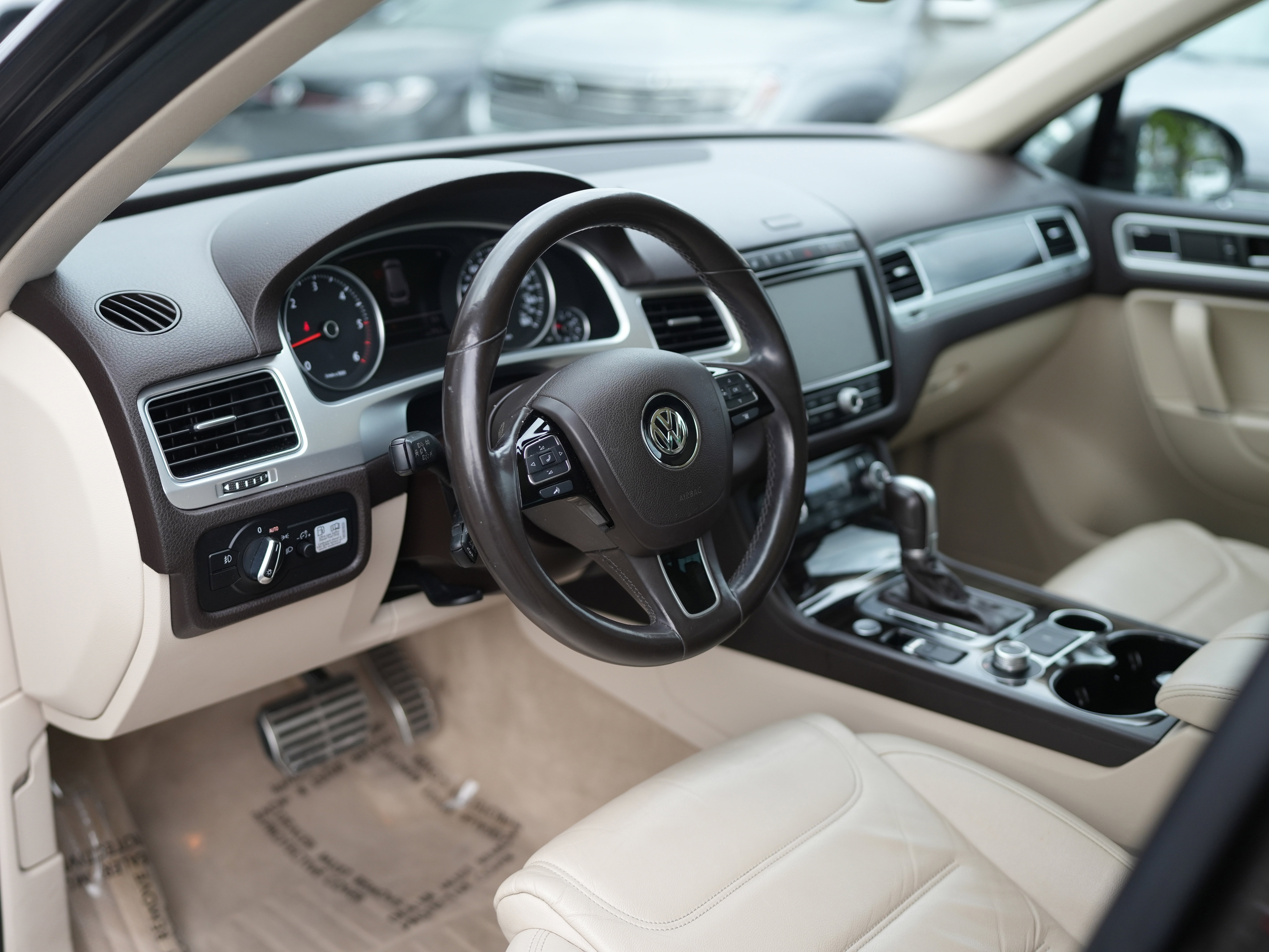 Used 2015 Volkswagen Touareg Executive AWD/4WD image 10