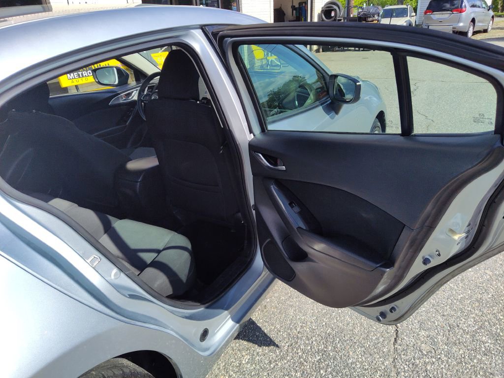 Used 2018 MAZDA MAZDA3 Sport image 18