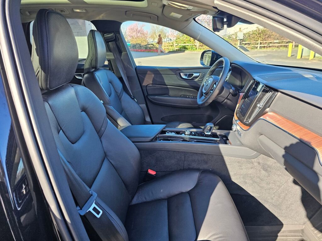 Used 2024 Volvo XC60 T8 Plus w/ Protection Package Premier image 11
