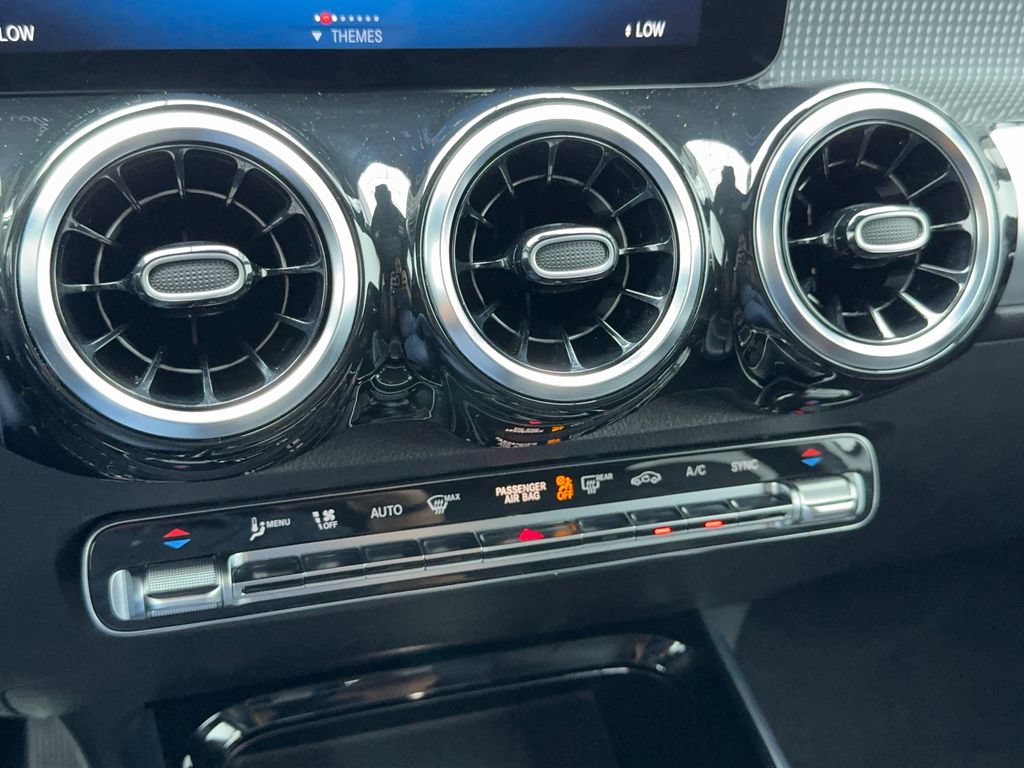 Used 2023 Mercedes-Benz GLB 250 4MATIC w/ Premium Package image 31