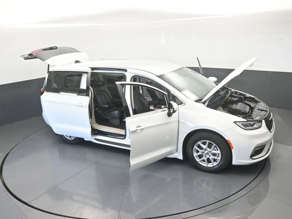 Used 2023 Chrysler Pacifica Touring-L image 72
