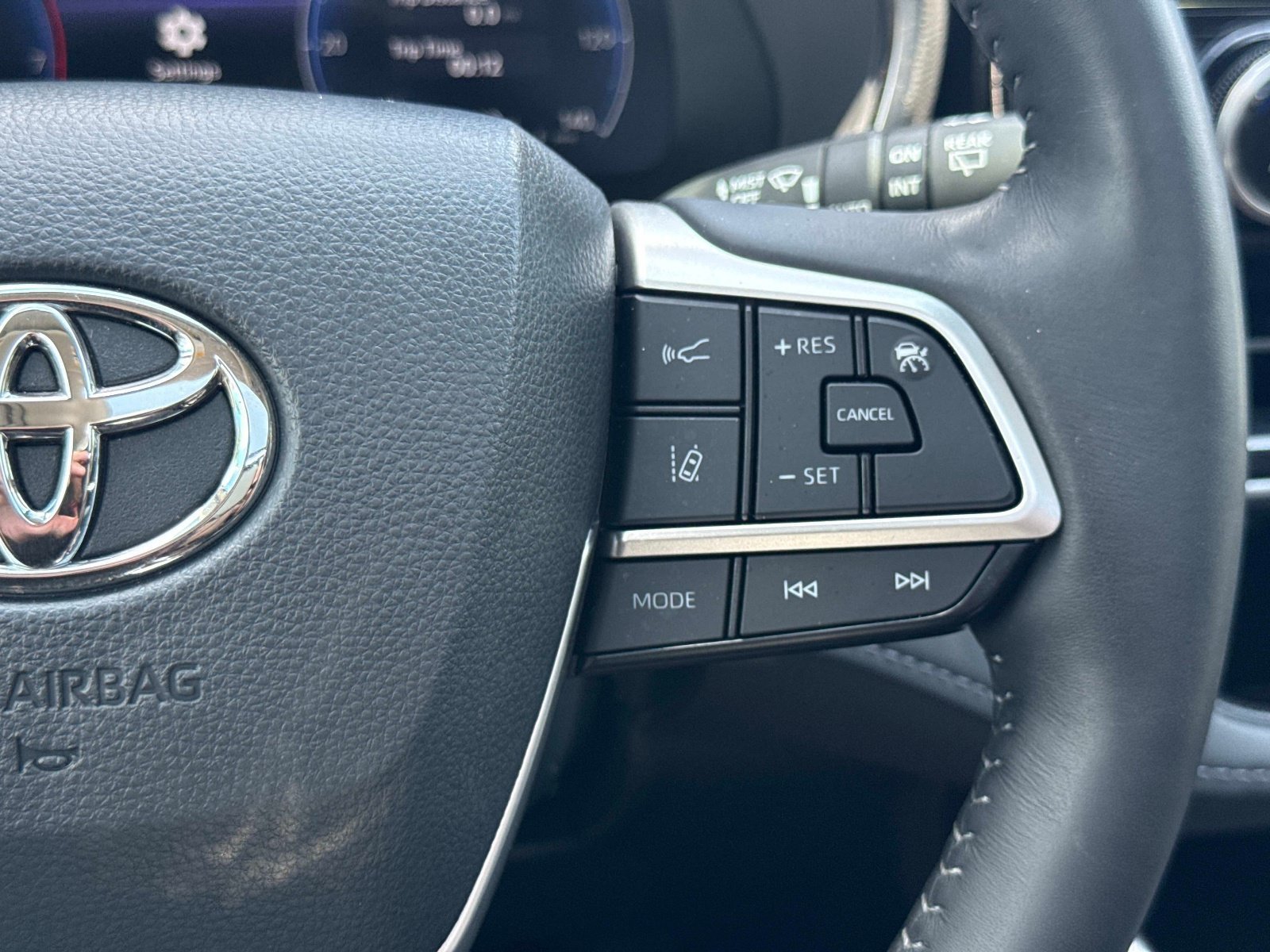 Used 2025 Toyota Highlander Platinum AWD/4WD image 30