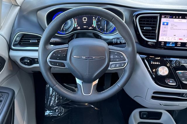 Used 2023 Chrysler Pacifica Touring-L image 16