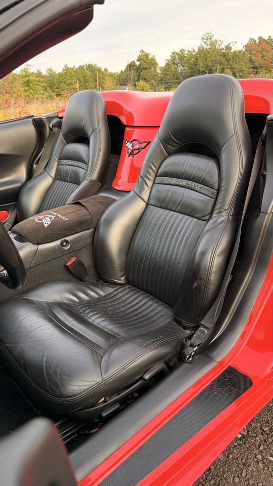 Used 2001 Chevrolet Corvette Convertible w/ Preferred Equipment Group1 RWD image 31