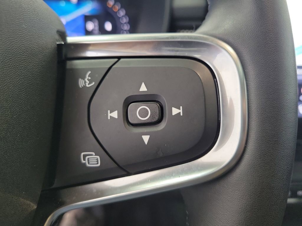 Used 2025 Volvo XC40 B5 Plus image 25