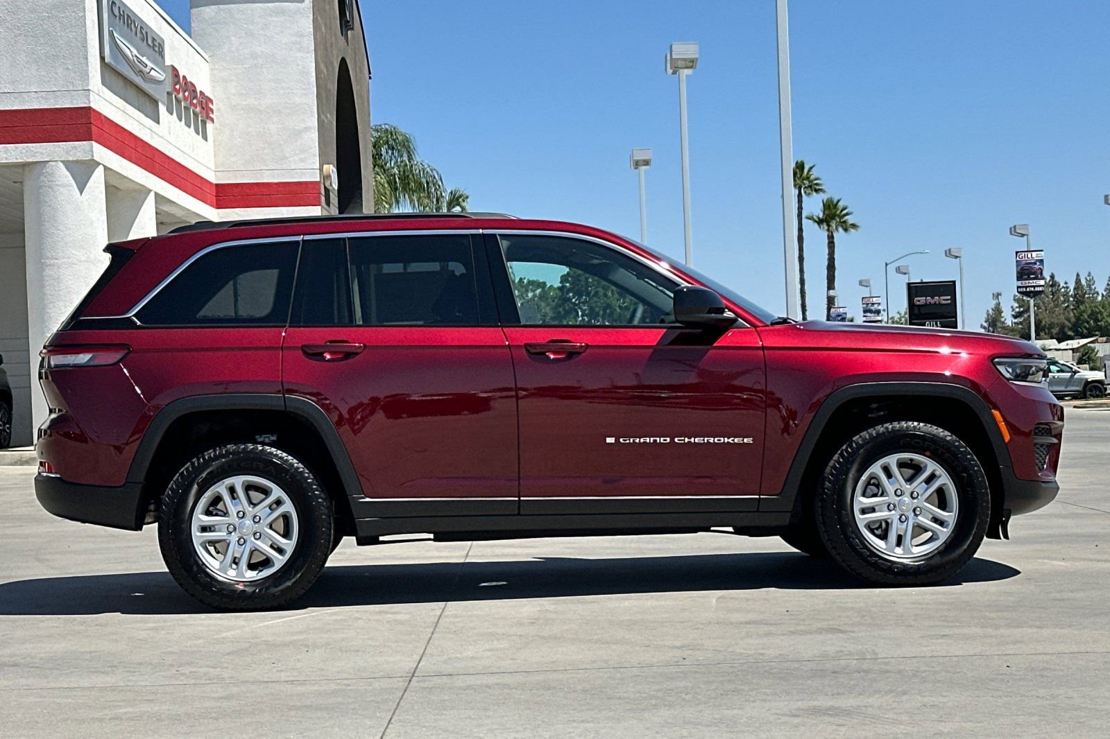 New 2025 Jeep Grand Cherokee Laredo w/ Luxury Tech Group I RWD image 8