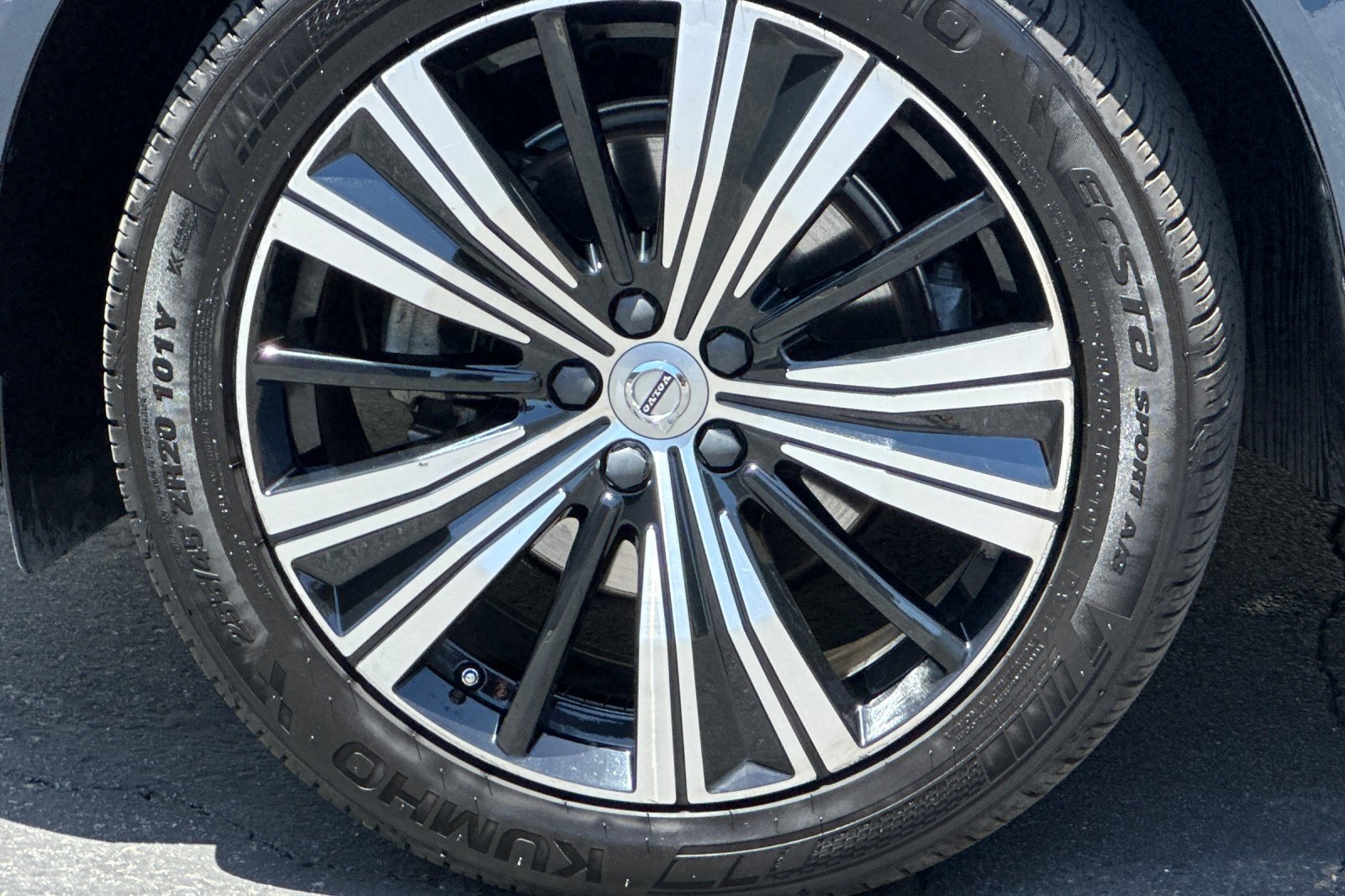 Certified 2023 Volvo XC60 B5 Plus w/ Protection Package Premier FWD image 34