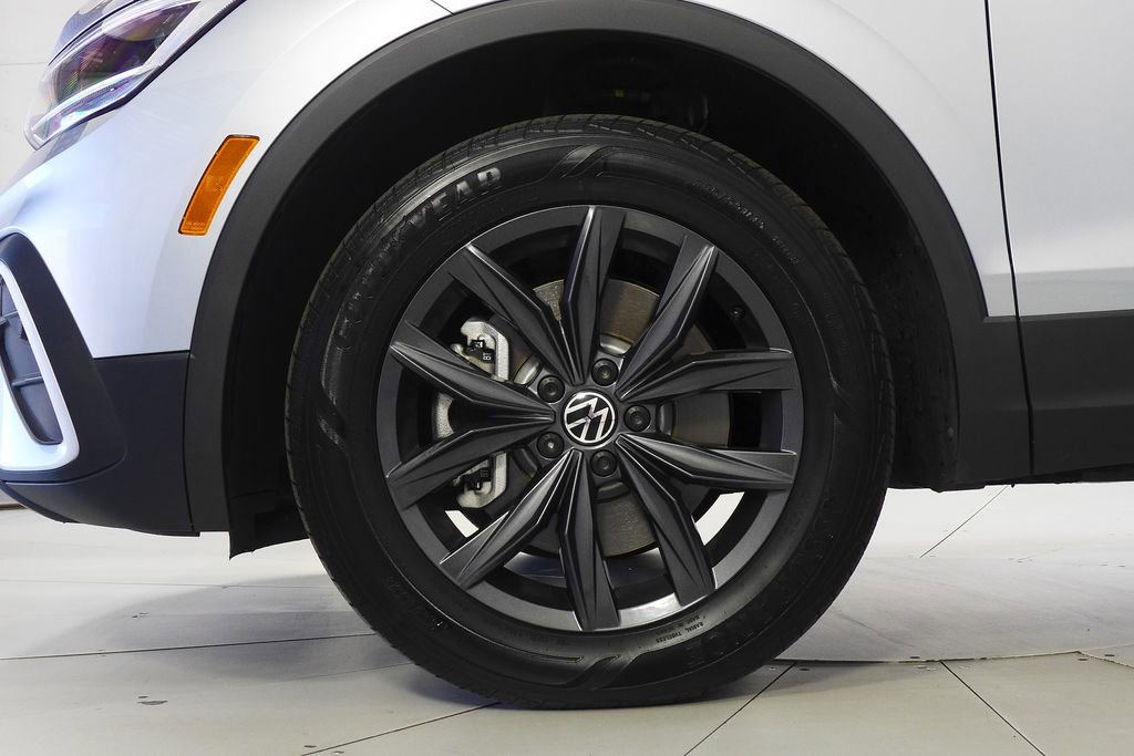 Used 2024 Volkswagen Tiguan SE w/ Panoramic Sunroof Package image 5