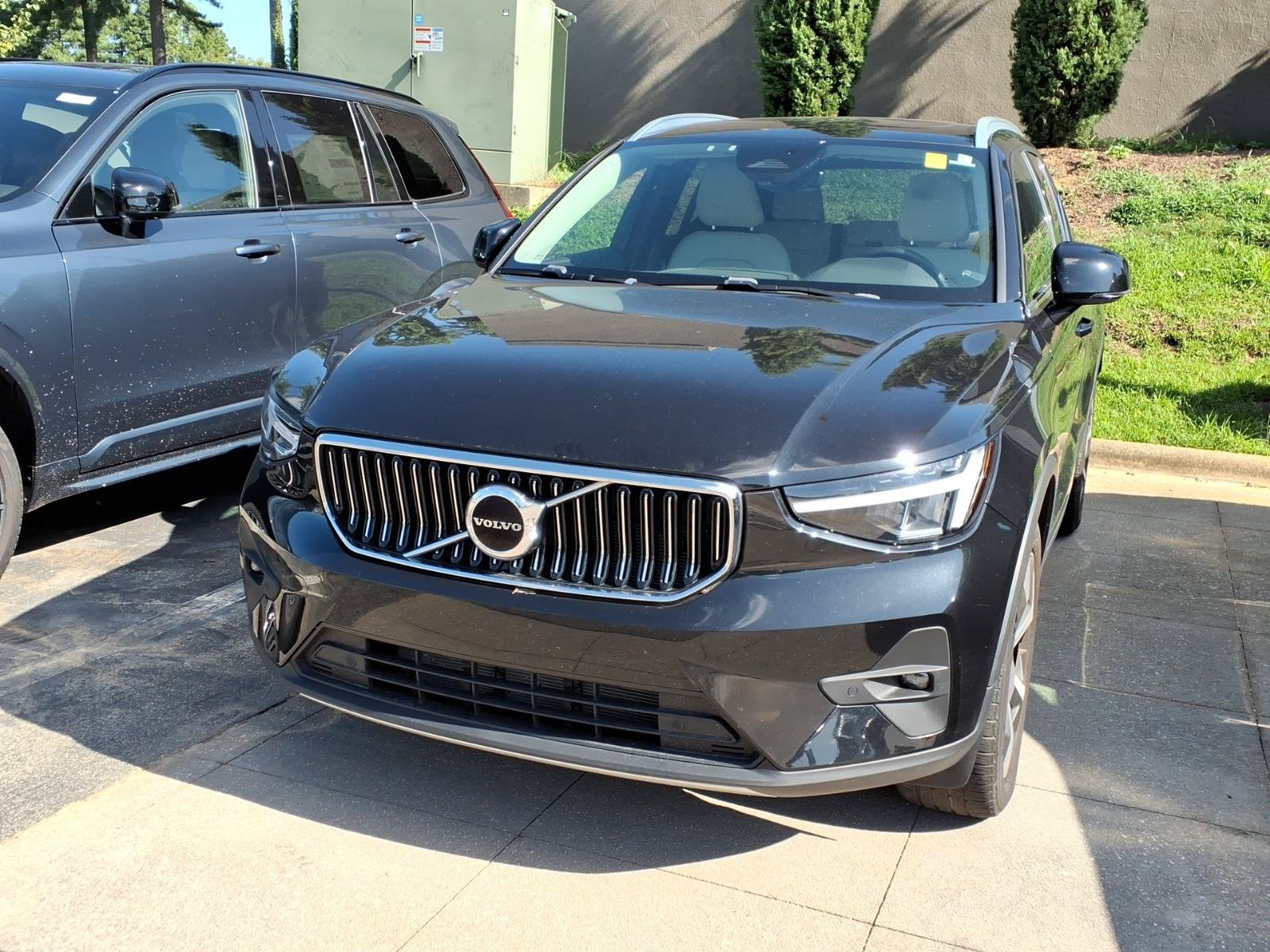 Used 2023 Volvo XC40 B5 Plus w/ Protection Package Premier AWD/4WD image 2