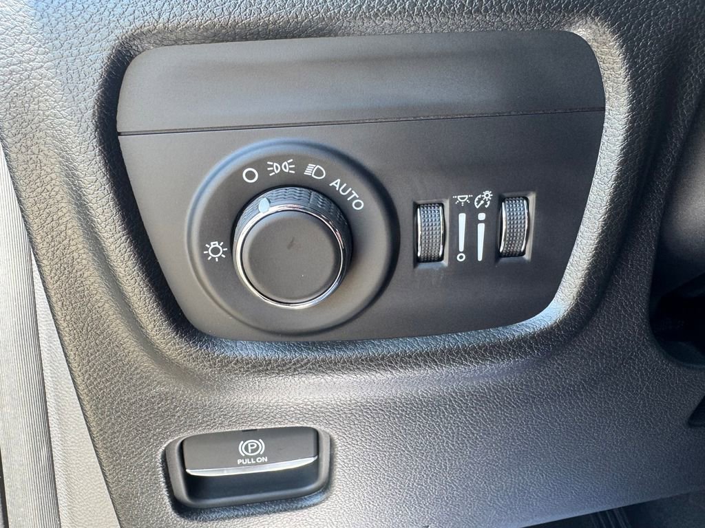 Used 2025 Jeep Grand Cherokee Laredo X w/ Luxury Tech Group I image 30