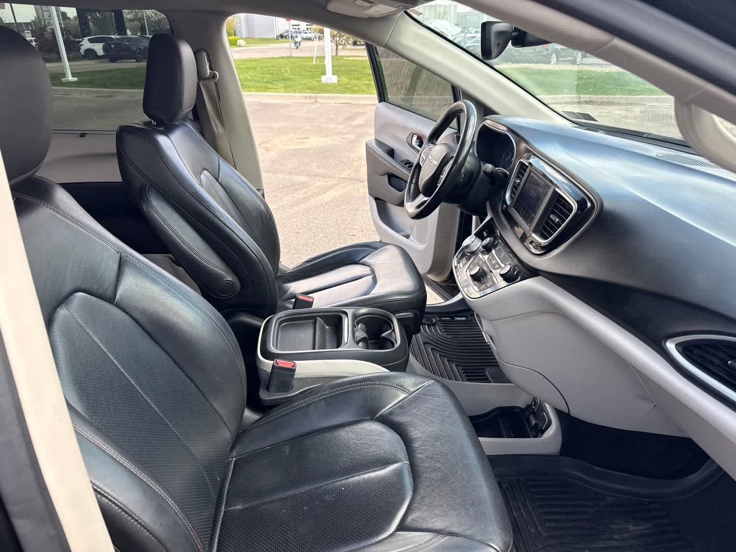 Used 2018 Chrysler Pacifica Touring-L FWD image 25