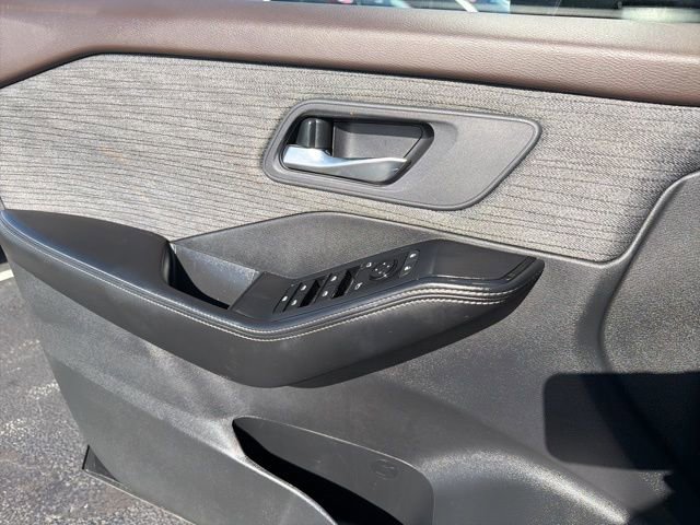 Used 2023 Nissan Rogue SV image 10