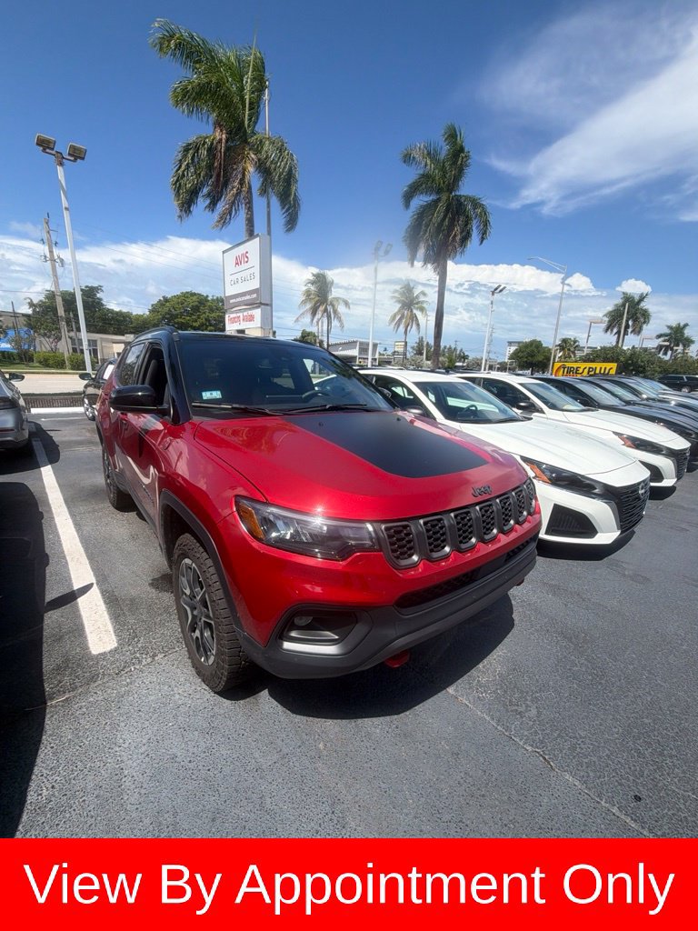Used 2025 Jeep Compass Trailhawk AWD/4WD image 3