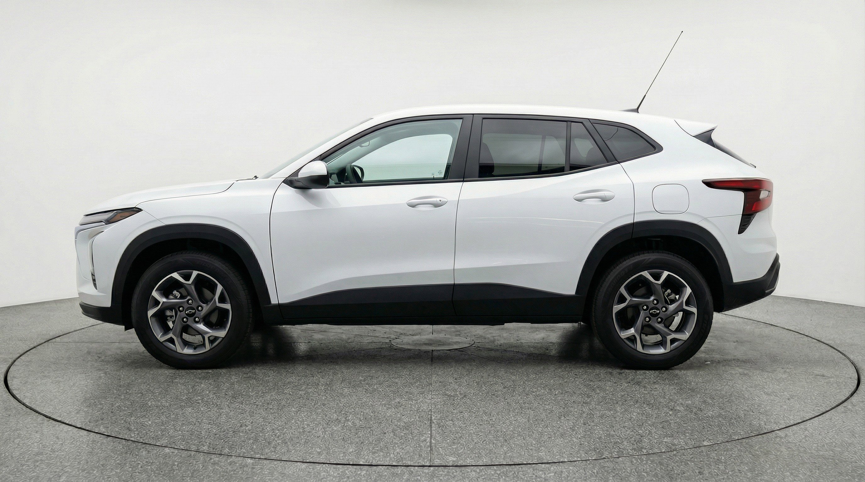 Used 2025 Chevrolet Trax LT FWD image 5