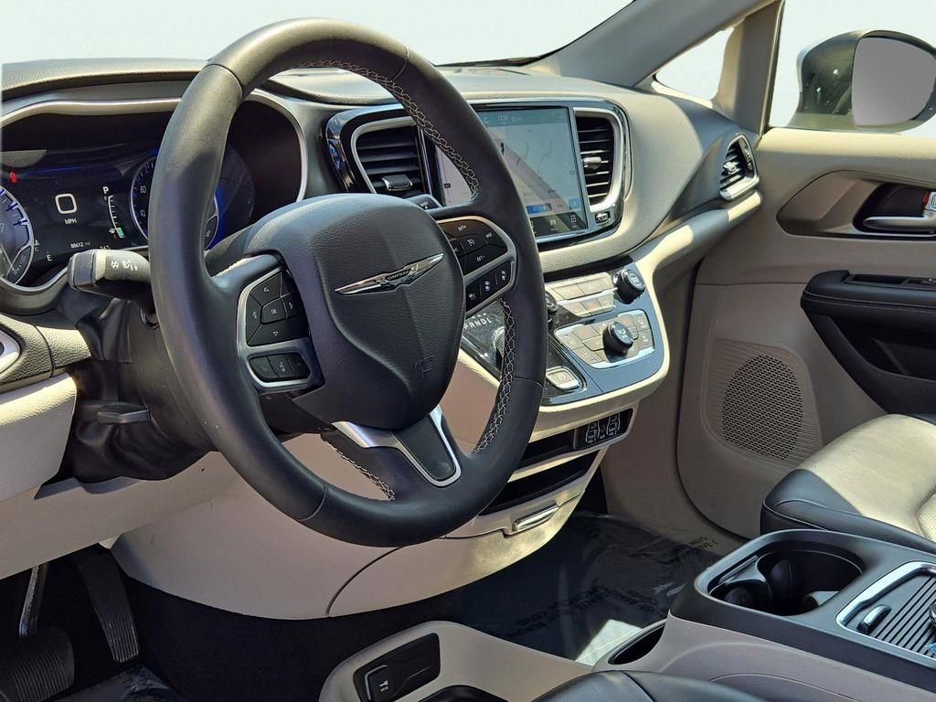 Used 2023 Chrysler Pacifica Touring-L image 16