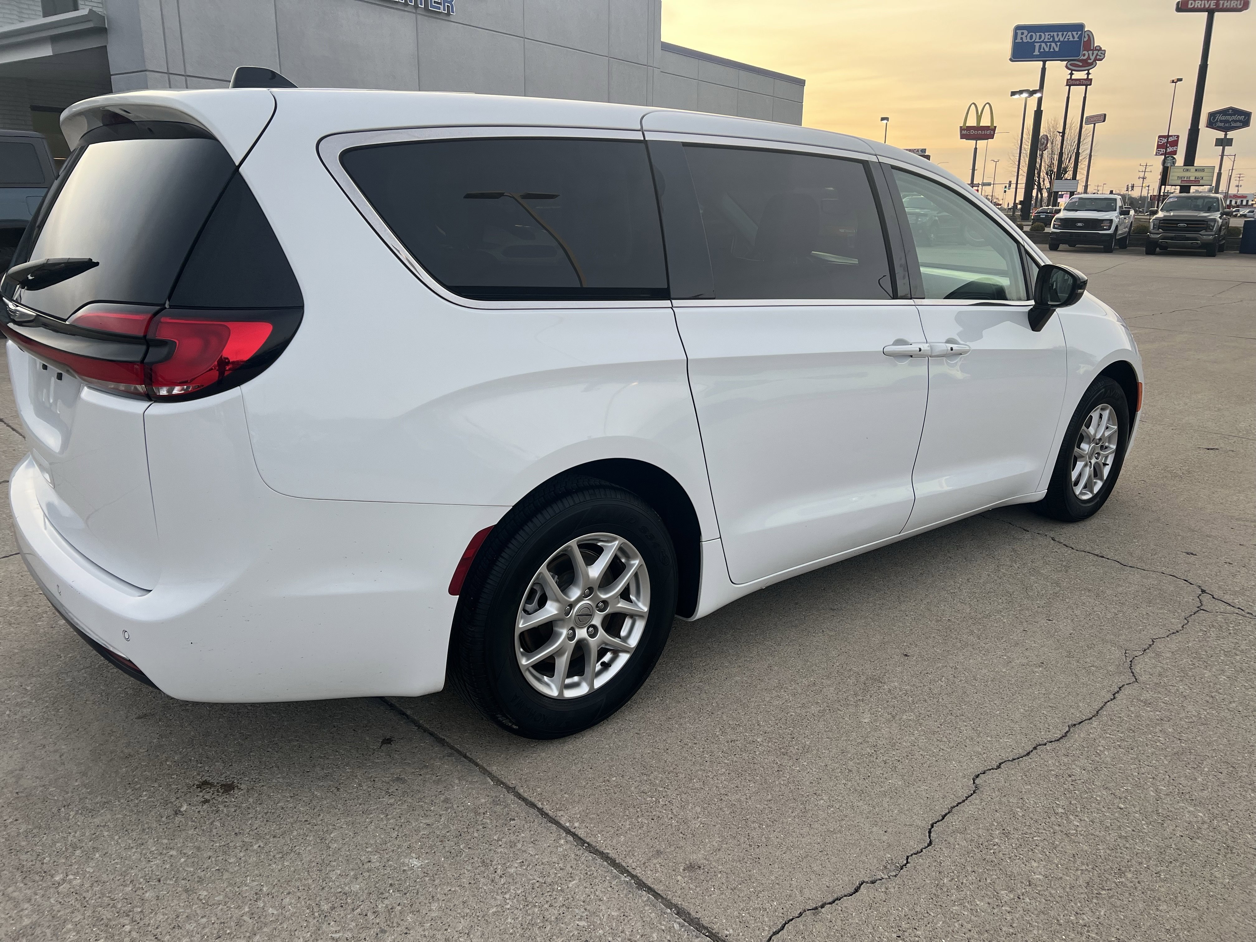 Used 2024 Chrysler Pacifica Touring-L image 6