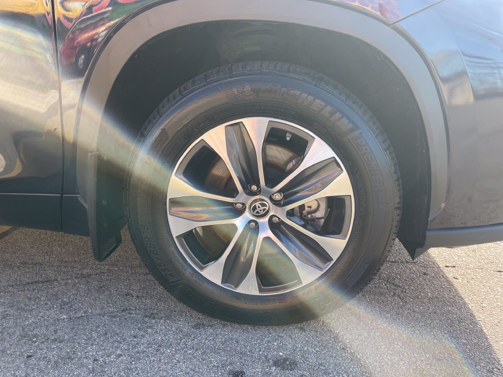 Used 2022 Toyota Highlander XLE AWD/4WD image 12