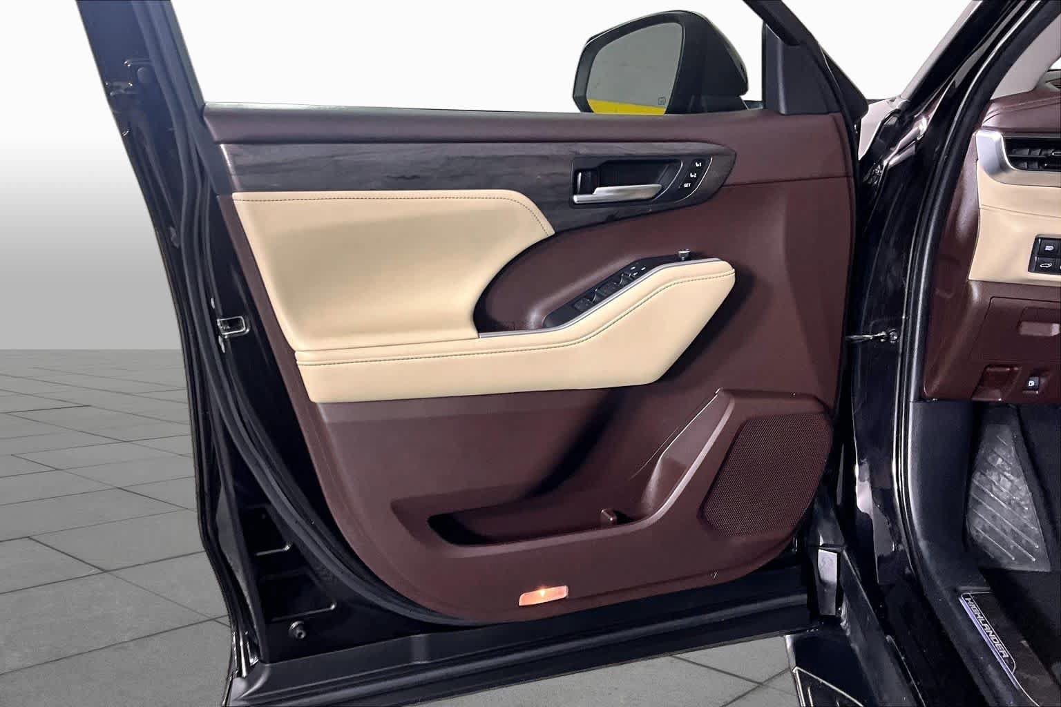 Used 2020 Toyota Highlander Limited FWD image 21