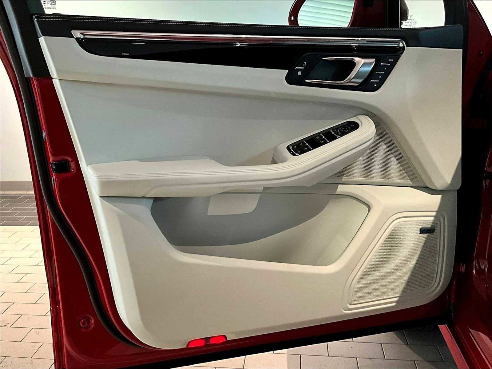 Used 2025 Porsche Macan S image 26