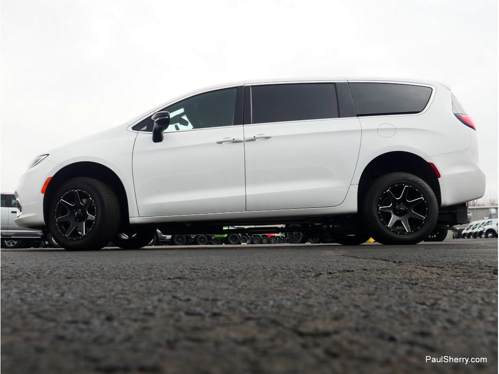 Used 2024 Chrysler Pacifica Touring image 29