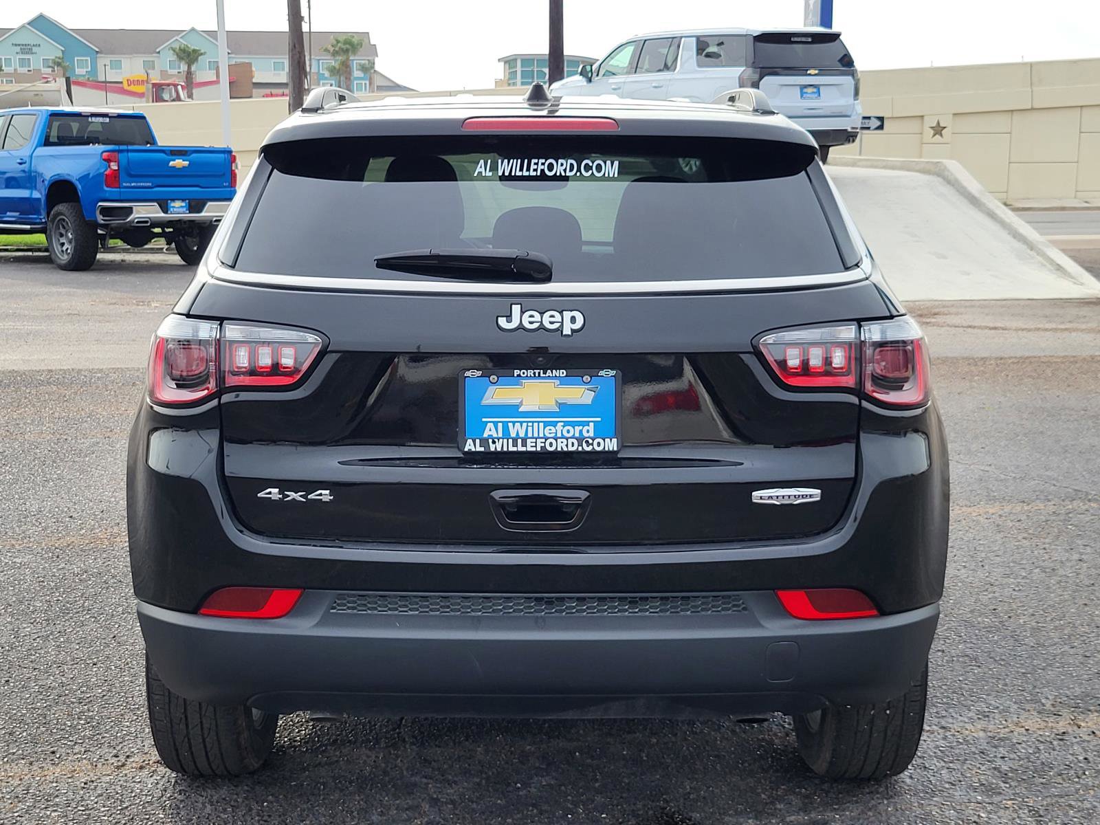 Used 2025 Jeep Compass Latitude image 4