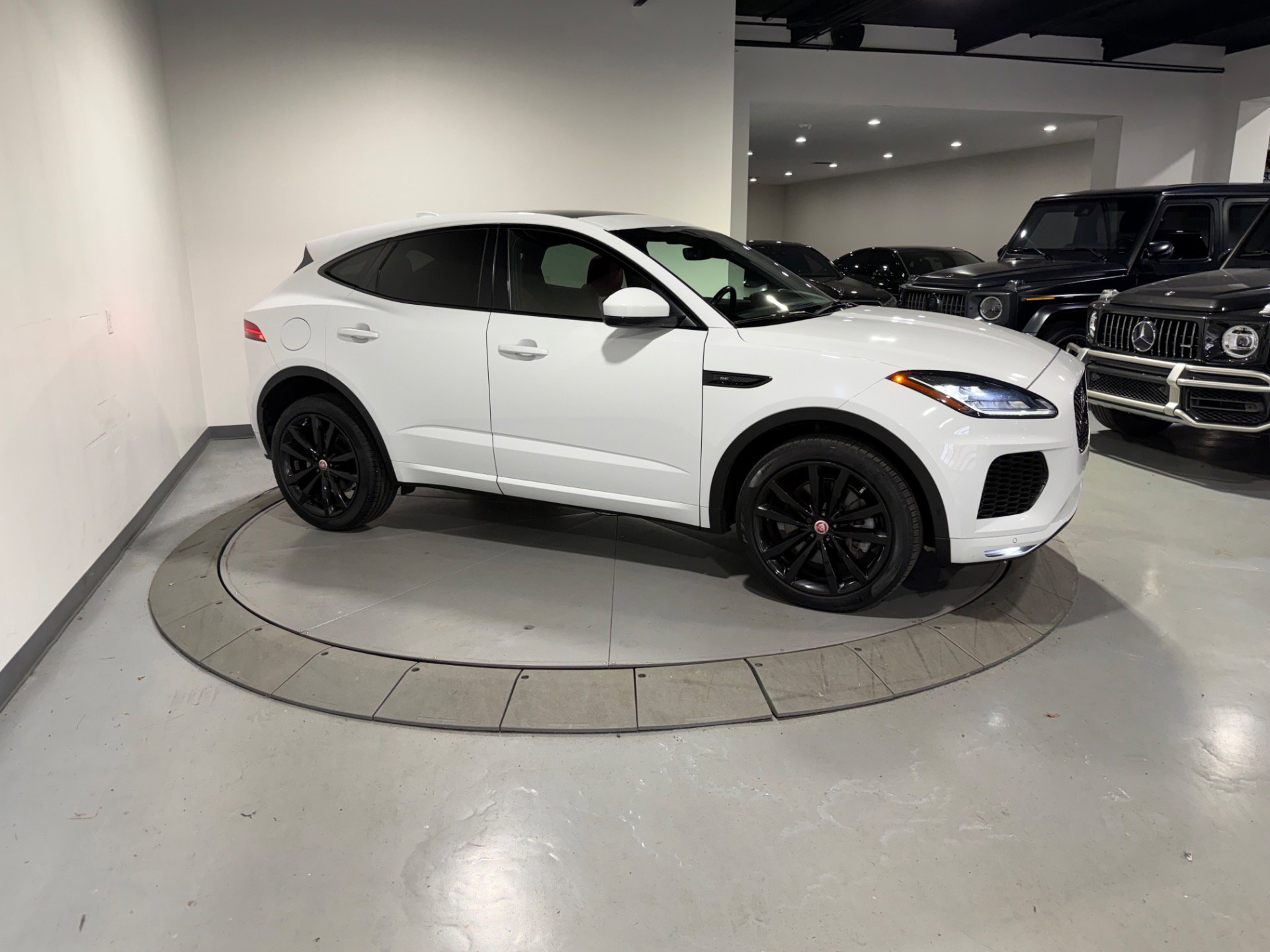 Used 2019 Jaguar E-PACE R-Dynamic SE image 9