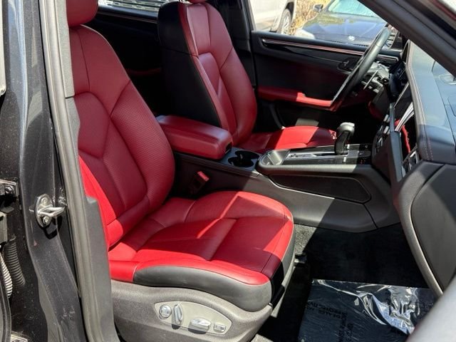 Used 2024 Porsche Macan Turbo AWD/4WD image 19