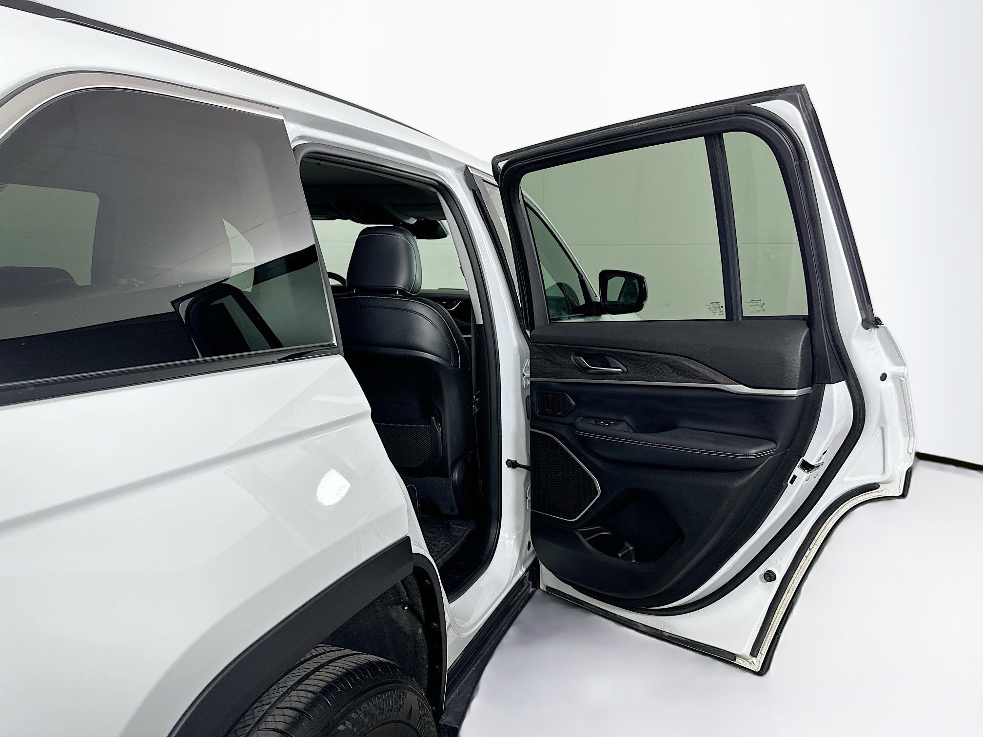 Used 2023 Jeep Grand Cherokee 4WD 4xe image 32