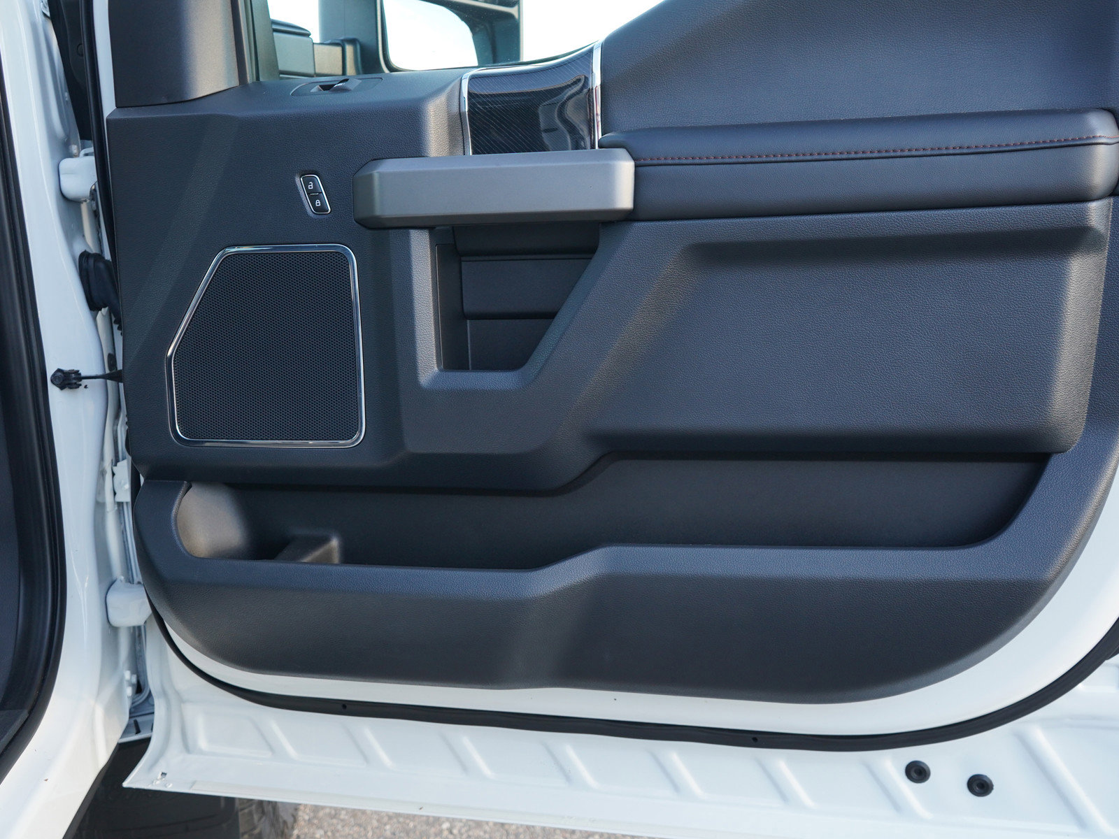 Used 2022 Ford F350 Platinum w/ FX4 Off-Road Package image 9