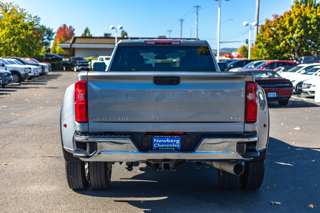 Used 2025 Chevrolet Silverado 3500 LTZ w/ LTZ Convenience Package AWD/4WD image 11
