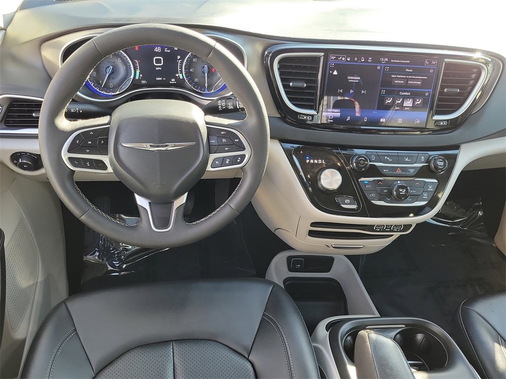Used 2024 Chrysler Pacifica Touring-L image 4
