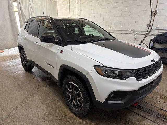 Used 2025 Jeep Compass Trailhawk AWD/4WD image 1