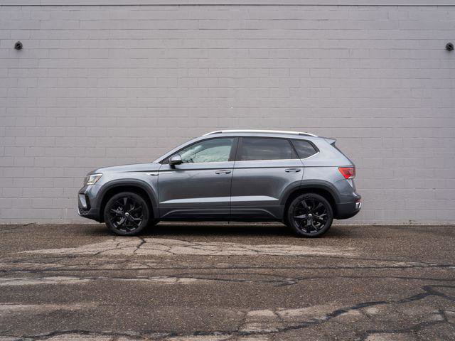 Used 2022 Volkswagen Taos SE w/ Panoramic Sunroof Package AWD/4WD image 2