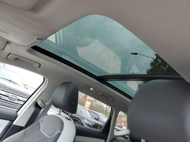 Certified 2025 Volkswagen Taos SE w/ Panoramic Sunroof Package image 19