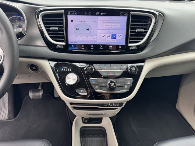 Used 2024 Chrysler Pacifica Touring-L image 23