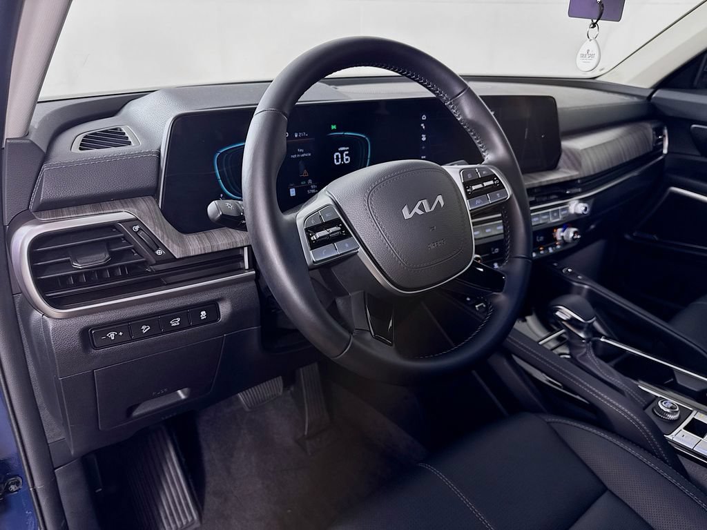 Used 2025 Kia Telluride EX w/ EX Captain's Chair Package FWD image 11