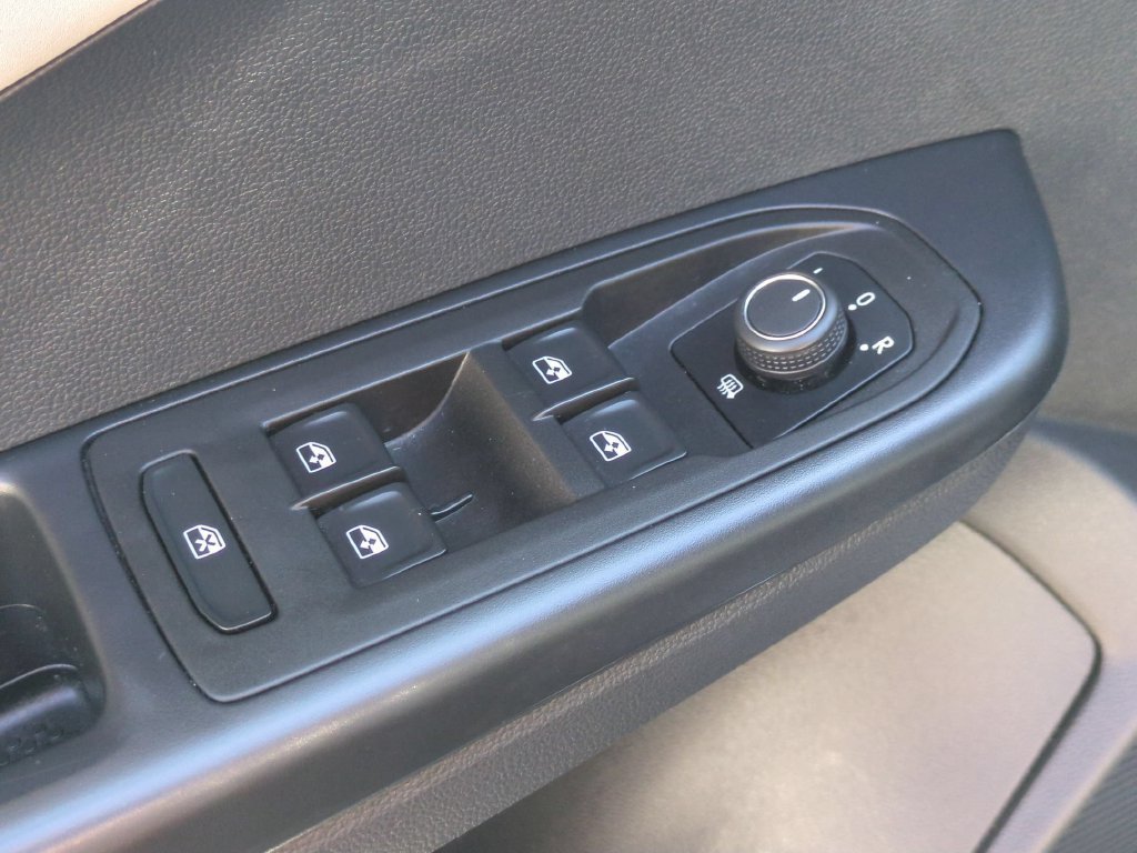 Used 2025 Volkswagen Taos SE AWD/4WD image 13