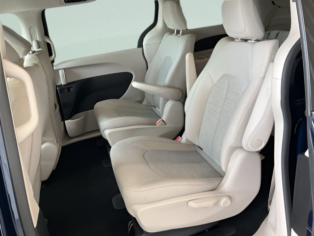 Used 2018 Chrysler Pacifica Touring Plus FWD image 18