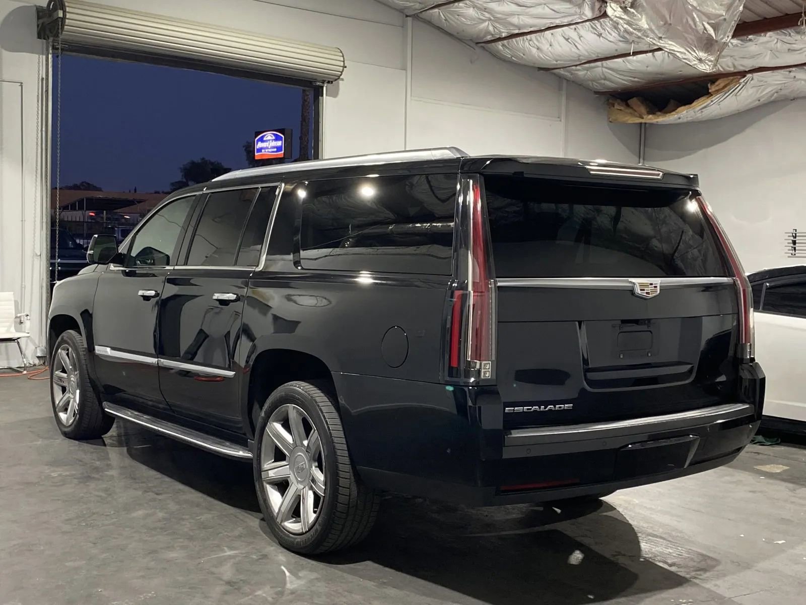 Used 2019 Cadillac Escalade ESV Luxury image 2