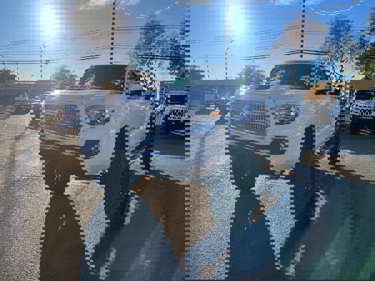 Used 2016 Toyota Tacoma TRD Sport image 11