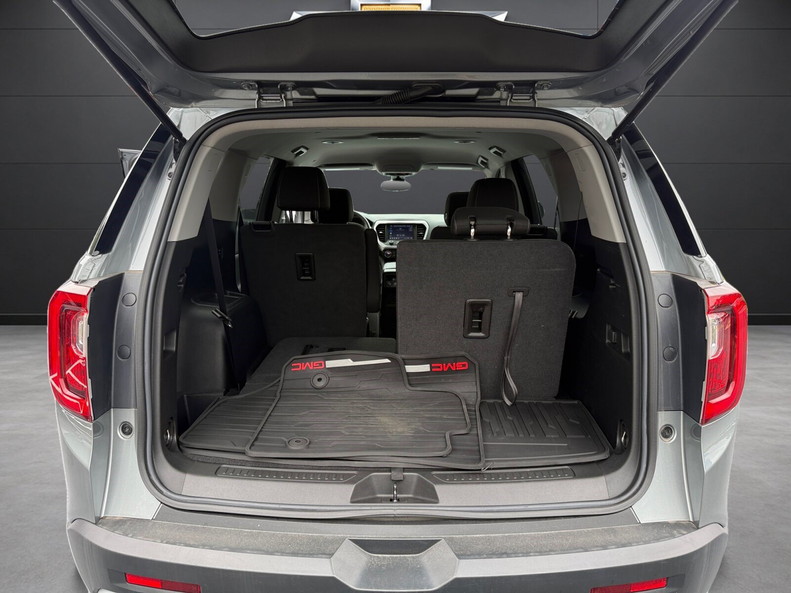 Used 2023 GMC Acadia SLE AWD/4WD image 17