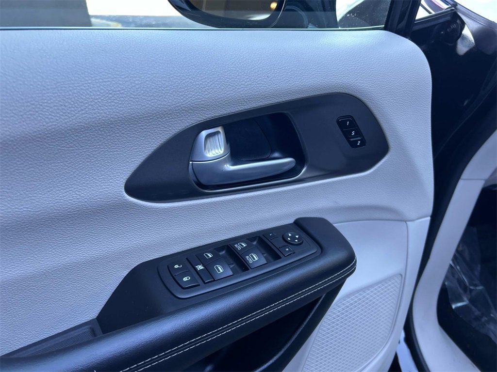 Used 2024 Chrysler Pacifica Touring-L image 19